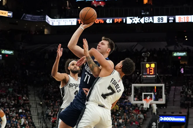 Luka Dončić v prodoru ob Brynu Forbesu&nbsp;na zadnjem teksaškem derbiju s San Antoniom. FOTO: Daniel Dunn/USA&nbsp;Today Sports
