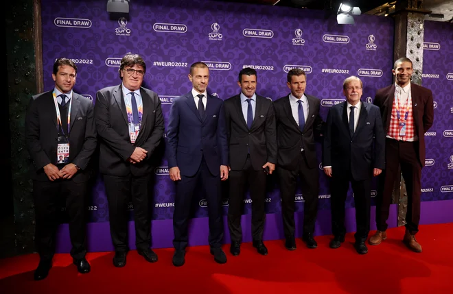 Žreb skupin eura 2022 za ženske je bil 28. oktobra v Manchestru, kjer se je zbral tudi vrh Uefe, tretji z leve predsednik Aleksander Čeferin. FOTO: Molly Darlington/Reuters
