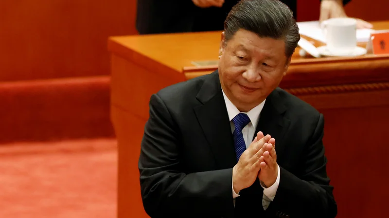 Fotografija: Če bi vse potekalo po ustaljenem ritmu zamenjav generacij na vrhu oblasti, bi se moral Xi Jinping po koncu desetletnega mandata umakniti in prepustiti mesto izbranemu nasledniku. FOTO: Carlos Garcia Rawlins/Reuters