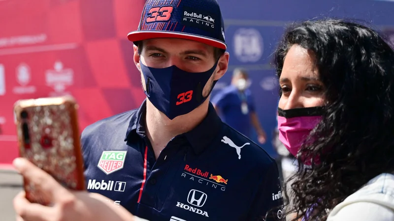 Fotografija: Max Verstappen ima tudi v Mehiki oboževalke. FOTO: Pedro Pardo/AFP