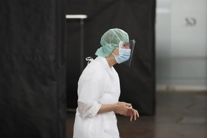 Brez razglašene epidemije so do dodatka upravičeni le zaposleni v zdravstvu in socialnem varstvu, ki delajo neposredno z okuženimi. FOTO: Leon Vidic/Delo