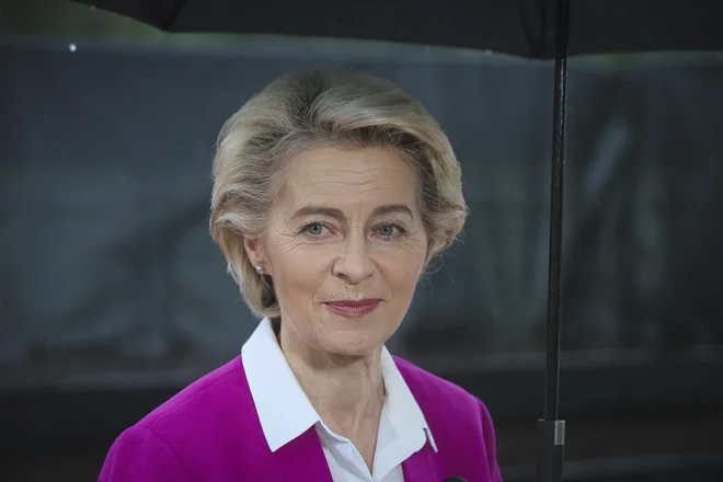 Predsednica evropske komisije Ursula von der Leyen je z vodilnimi znanstveniki razpravljala o epidemiološkem položaju v Evropi in izzivih za zimo. FOTO: Jože Suhadolnik/Delo
