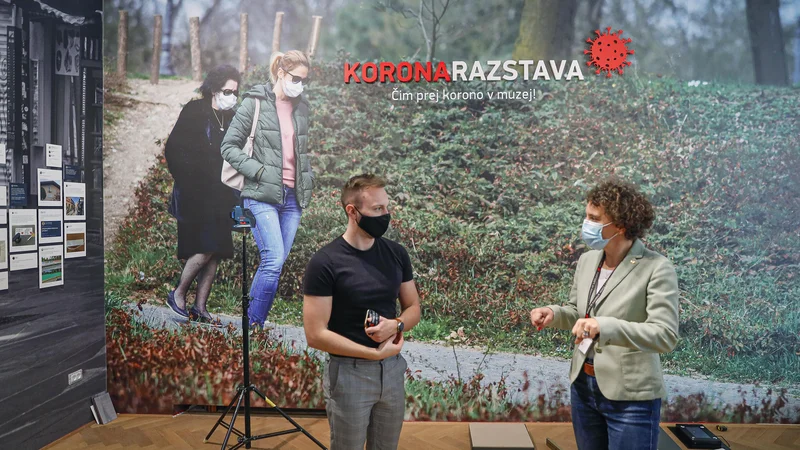 Fotografija: V Mestem muzeju so ta teden odprli razstav o življenju med pandemijo. Naj korona čim prej postane le zgodba za zgodovino. FOTO: Jože Suhadolnik