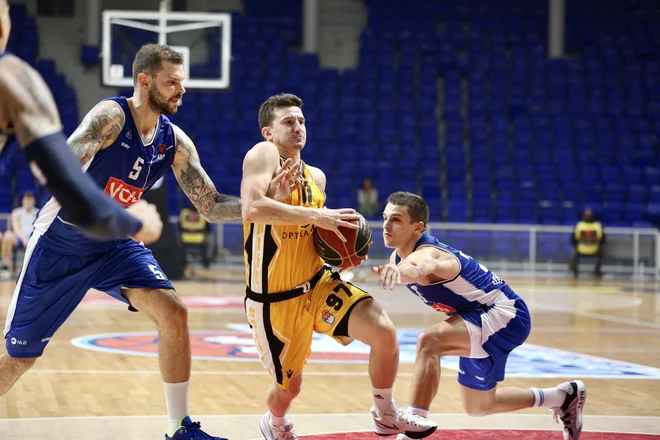 Nejc Barič (z žogo) je vajen stožiškega parketa. FOTO: ABA
