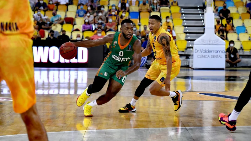 Fotografija: Jacob Pullen in soigralci pričakujejo zmago proti Splitu. FOTO: Cedevita Olimpija