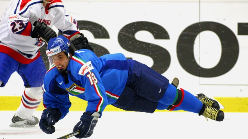 Fotografija: Svetovno prvenstvo elite na Švedskem, leta 2002, tekma z Italijo. Igor na nogah, sosed v zraku.
FOTO: Lars Andersson/EPA