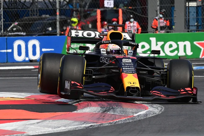 Red Bullov zvezdnik Max Verstappen je bil sinoči najhitrejši v Ciudad de Mexicu. FOTO: Pedro Pardo/AFP

