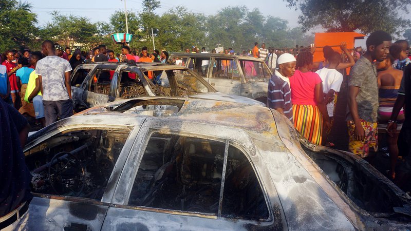 Fotografija: Po nekaterih navedbah naj bi med drugim zgorel avtobus, poln ljudi, plameni pa so zajeli tudi bližnje trgovine in stojnice. FOTO:  Saidu Bah/AFP
