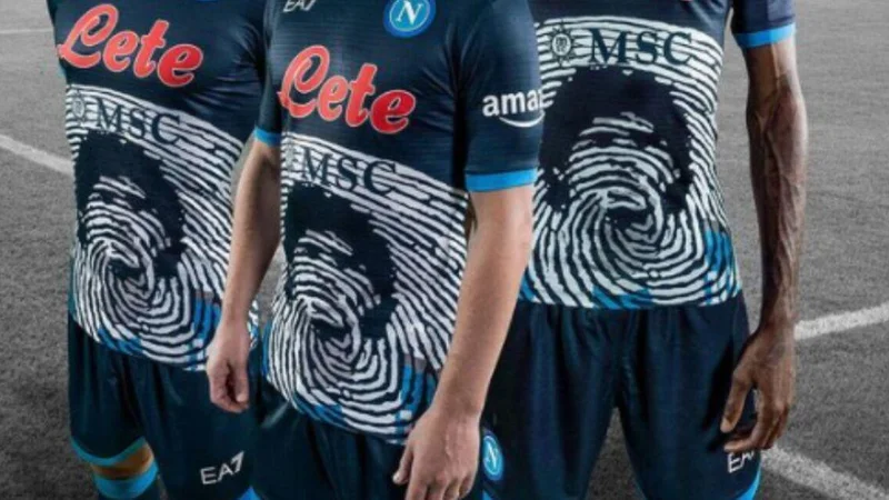 Fotografija: Napoli bo naslednje tri tekme v domačem prvenstvu odigral v dresih z Maradonovo podobo. FOTO: instagram