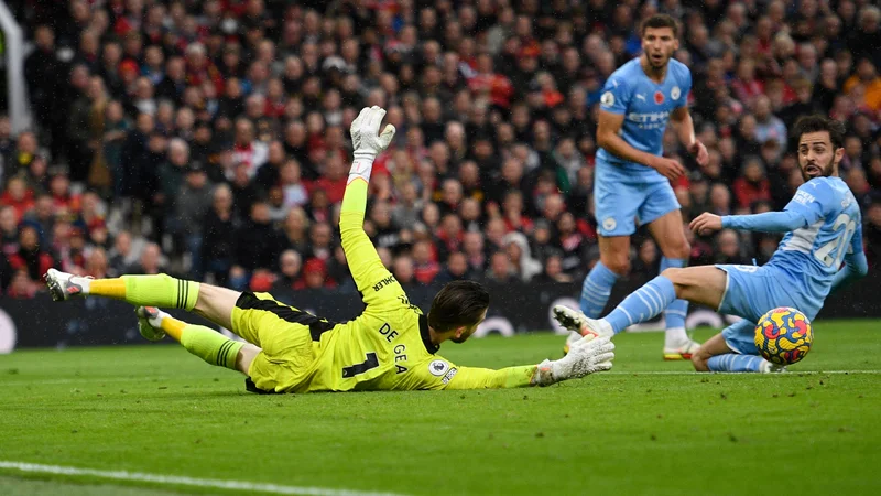 Fotografija: Vratar rdečih vragov David De Gea je preprečil še hujši poraz Uniteda v mestnem derbiju proti Cityju. FOTO: Oli Scarff/AFP
