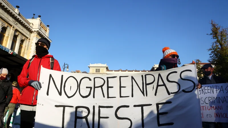 Fotografija: Tržaške mestne oblasti so sicer že zjutraj zaprle dostop do osrednjega Trga enotnosti Italije, saj so protesti na tem območju od 1. novembra pa do konca leta prepovedani. FOTO: Borut Živulović/Reuters