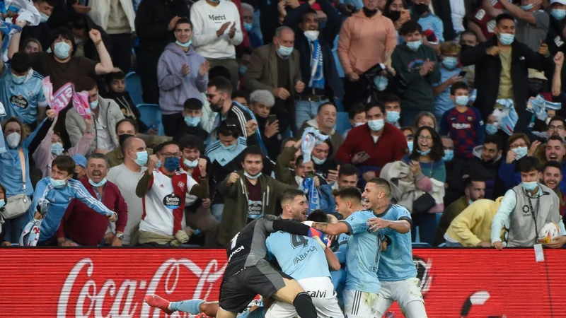Fotografija: Izenačujoči gol Iaga Aspasa proti Barceloni na štadionu Balaidos po zaostanku z 0:3 je med navijači in igralcih Celte Viga sprožil splošno evforijo. FOTO: Miguel Riopa/AFP