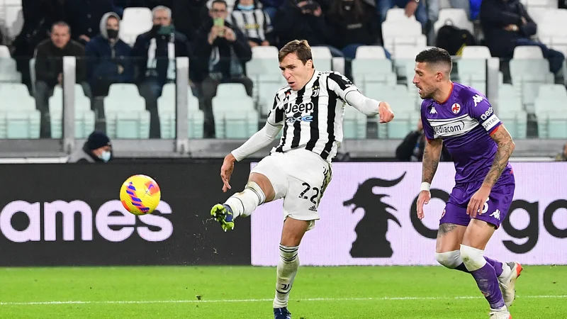 Fotografija: Juventus je v sodnikovem dodatku strl Fiorentino, ki ji je največ preglavic povzročal njen otrok Federico Chiesa (levo). FOTO: Isabella Bonotto/AFP
