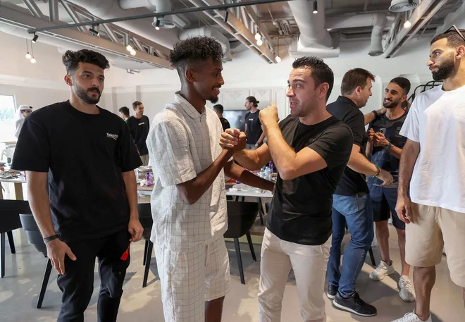 Xavi Hernandez se je po šestih letih delovanja v Katarju prijateljsko razšel z Al-Saddom in predvsem z igralci ter sodelavci. FOTO: AFP