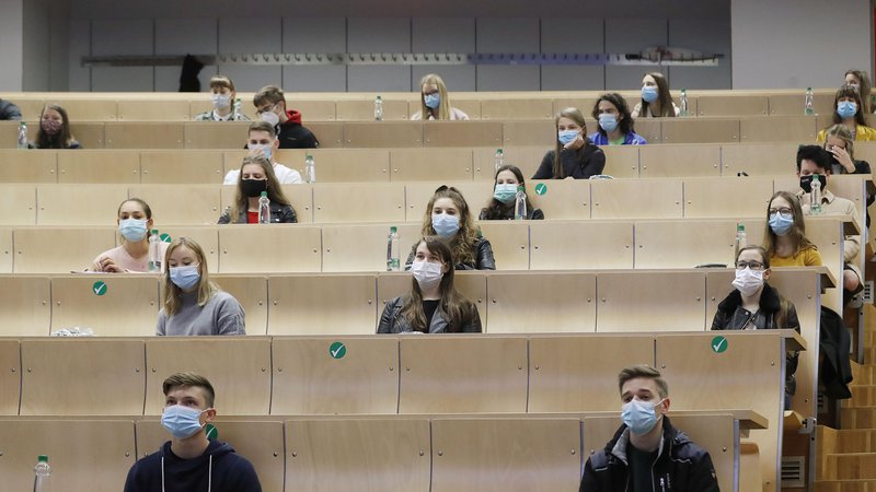 Fotografija: Nekatera predavanja obiskuje več letnikov sočasno, vendar fakultete o okužbi večinoma obvestijo zgolj letnik, v katerega je bil vpisan okuženi. FOTO: Leon Vidic/Delo
