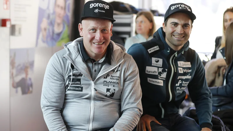 Fotografija: Robert Hrgota (na fotografiji z nekdanji skakalnim selektorjem Goranom Janusom) je v glavnem zadovoljen s pripravljenostjo svojih varovancev. FOTO: Matej Družnik/Delo