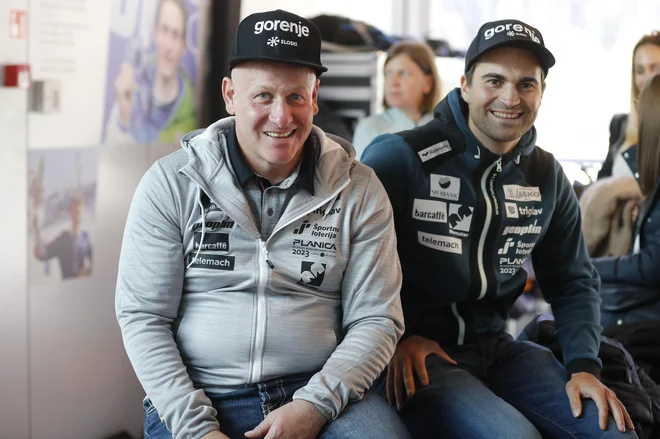 Robert Hrgota (na fotografiji z nekdanji skakalnim selektorjem Goranom Janusom) je v glavnem zadovoljen s pripravljenostjo svojih varovancev. FOTO: Matej Družnik/Delo
