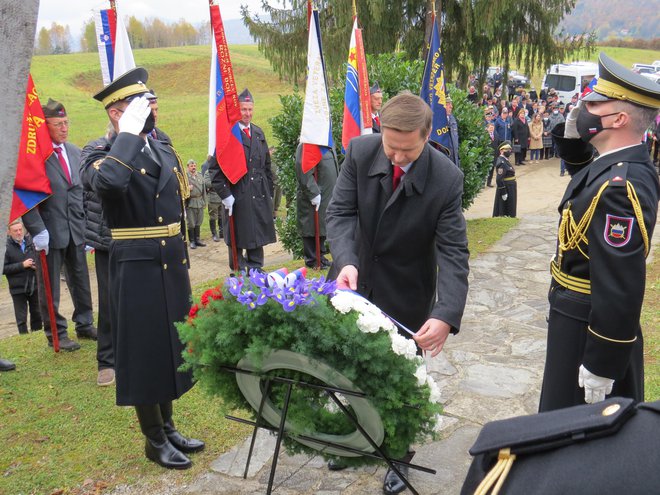 Predsednik državnega zbora Igor Zorčič pred spomenikom legendarnega komandanta. FOTO: Bojan Rajšek/Delo
