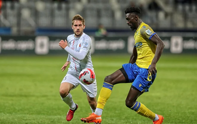 Koprski postavni napadalec Lamin Colley (desno) je bil v Ljudskem vrtu osmoljenec, v obalno-kraškem derbiju pa junak. FOTO: Blaž Samec/Delo
