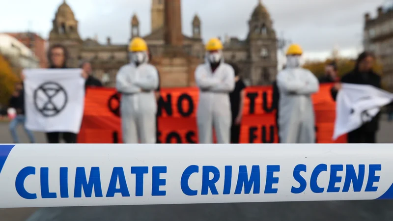 Fotografija: Protesti proti industriji fosilnih goriv v Glasgowu. FOTO: Yves Herman/Reuters