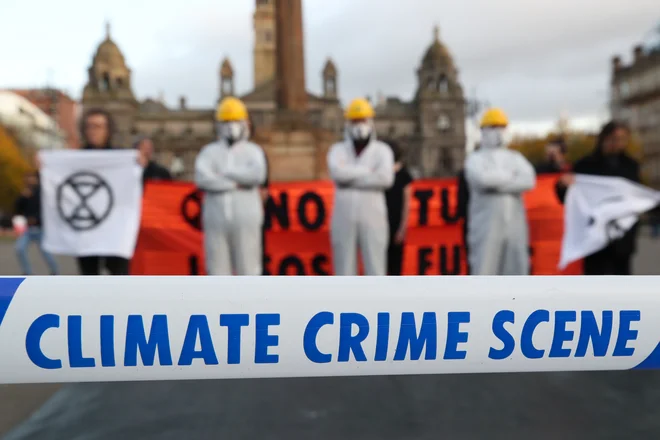 Protesti proti industriji fosilnih goriv v Glasgowu. FOTO:&nbsp;Yves Herman/Reuters
