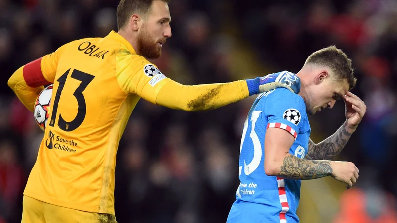 Fotografija: Jan Oblak je s kolegom iz obrambe Kieranom Trippierjem, ki je dvoboj na Mestalli končal predčasno zaradi poškodbe rame, osvojil le točko. FOTO: Oli Scarff/AFP
