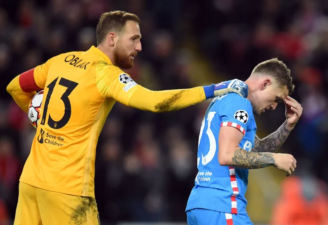 Jan Oblak je s kolegom iz obrambe Kieranom Trippierjem, ki je dvoboj na Mestalli končal predčasno zaradi poškodbe rame, osvojil le točko. FOTO: Oli Scarff/AFP