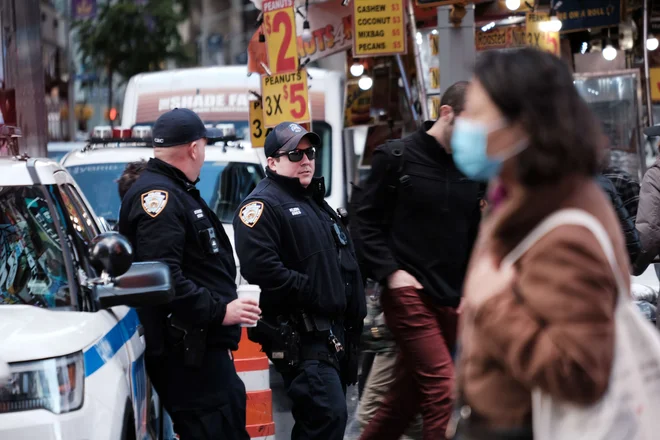 Resda je svoje naredila tudi pandemija, a je New York tudi brez te le še senca nekdanjega veličastnega mesta. Po osmih letih županovanja Billa de Blasia so številni predeli polni brezdomcev, kriminala in podgan. Foto Spencer Platt/AFP
