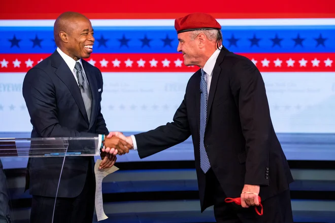 Tudi Adamsov republikanski nasprotnik Curtis Sliwa (na fotografiji desno) se je kot ustanovitelj organizacije Guardian Angels dolga leta bojeval proti kriminalu v New Yorku in drugih ameriških mestih. Foto Eduardo Munoz/Reuters
