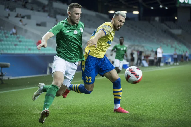 Timi Max Elšnik (levo) je bil nesrečni strelec v Kidričevem, prvi strelec 1. SNL Maks Barišić pa je po dveh tekmah počitka pomagal Kopru do nove zmage. FOTO: Jure Eržen/Delo
