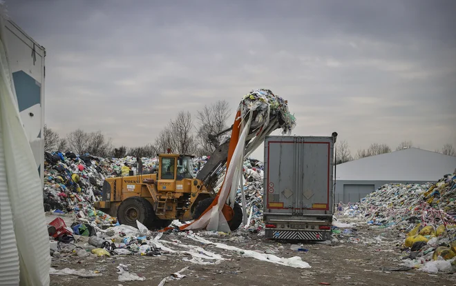 Konkurenca na področju odpadne embalaže je izkrivljena, plačamo pa vsi potrošniki, včasih tudi dvakrat.&nbsp;FOTO: Jože Suhadolnik//Delo
