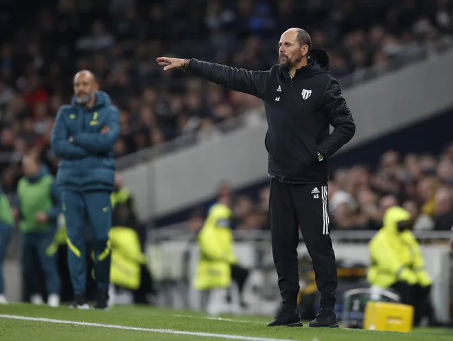 Trener Mure Ante Šimundža med tekmo s Tottenhamom v Uefini konferenčni ligi. November prinaša nov spopad s severnimi Londončani, ki pa jih bo v Maribor pripeljal sloviti Italijan Antonio Conte. FOTO: Paul Childs/Reuters
