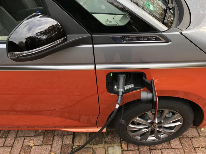 Priključni hibrid na elektriko opravi približno trideset kilometrov. FOTO: Aljaž Vrabec
