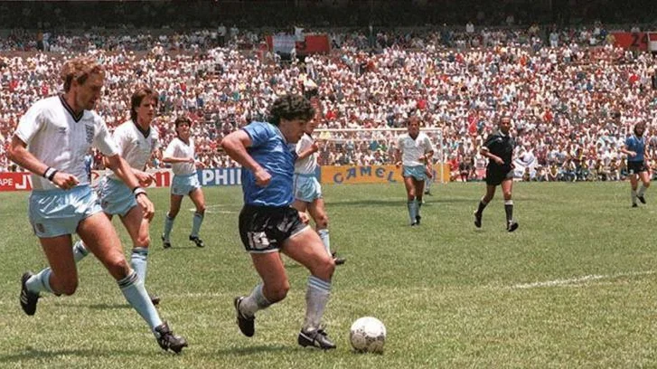 Fotografija: Diego Maradona tik pred strelom za t. i. gol stoletja na SP 1986 v Mehiki. FOTO: Grafico/Wikipedia