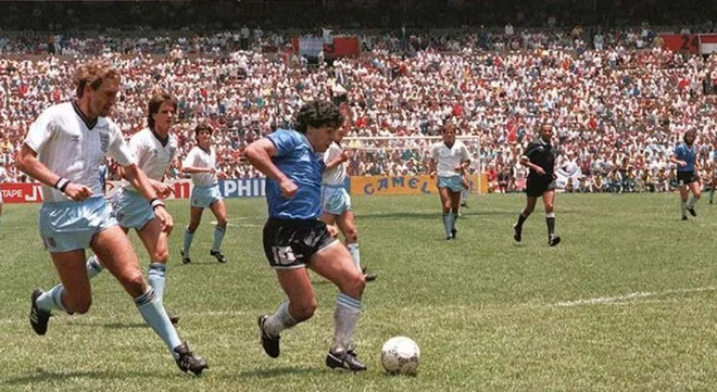 Diego Maradona tik pred strelom za t. i. gol stoletja na SP 1986 v Mehiki. FOTO: Grafico/Wikipedia

