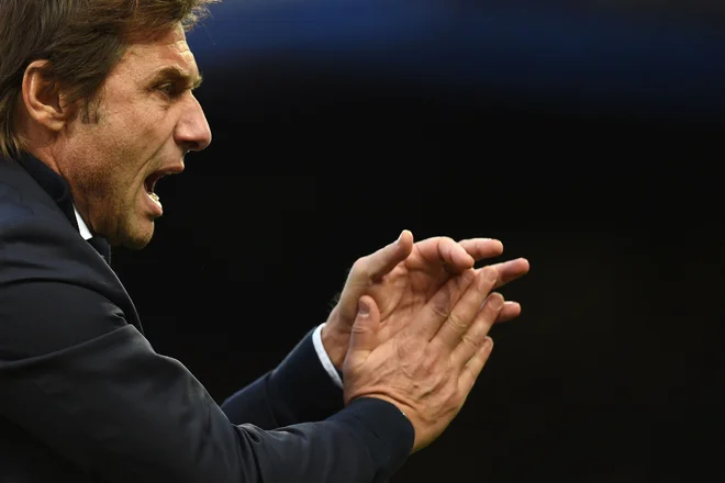 Antonio Conte je v vsakem klubu, razen pri svojem prvem, Sieni, službovanje začel z zmago. Tako je bilo tudi pri Tottenhamu, ki je sredi prejšnjega tedna dobil dramatično tekmo konferenčne lige z Vitessom (3:2), v nedeljo pa je v premier league remiziral na gostovanju pri Evertonu&nbsp;(0:0), ko sicer tako kot na nakaj prejšnjih tekmah spursom ni uspelo niti enkrat streljati v okvir nasprotnikovih vrat. FOTO: Oli Scarff/AFP
