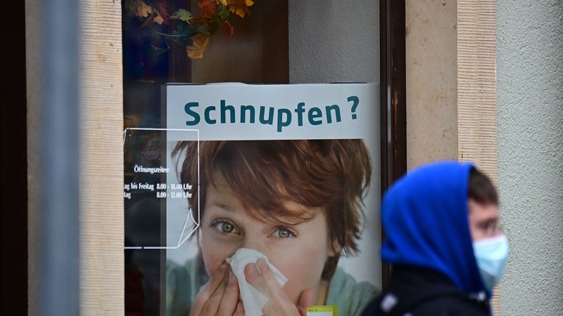 Fotografija: Nemčija se sooča z najvišjo incidenco okužb s korona virusom od izbruha epidemije. A cepljenje je močno zmanjšalo smrti, zaprtja države pa naj ne bi bilo. Foto Tobias Schwarz/AFP
