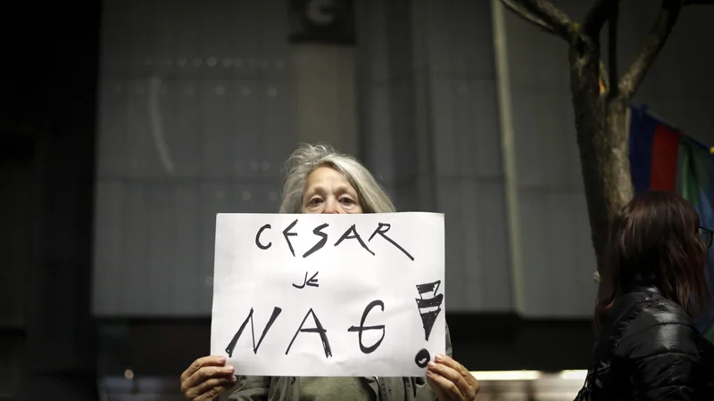 Fotografija: Vsakdo resda lahko sprejema odločitve o tem, ali se bo cepil ali ne, prav pa je, da tudi odgovorno sprejme posledice svoje odločitve. FOTO: Matej Druznik/Delo