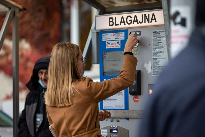 Z dražjim parkiranjem v coni 1 in coni 2 se bo v mestni proračun na mesečni ravni nateklo 35 tisoč evrov več prihodkov. FOTO: Črt Piksi
