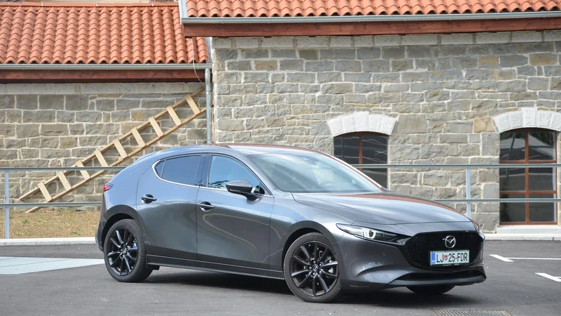 Fotografija:
Mazda 3 je še danes, ko ni več čisto sveža, eden najbolj elegantno oblikovanih avtomobilov. »Revolucionarni« bencinski motor pač ni tako izjemen.
Foto Gašper Boncelj