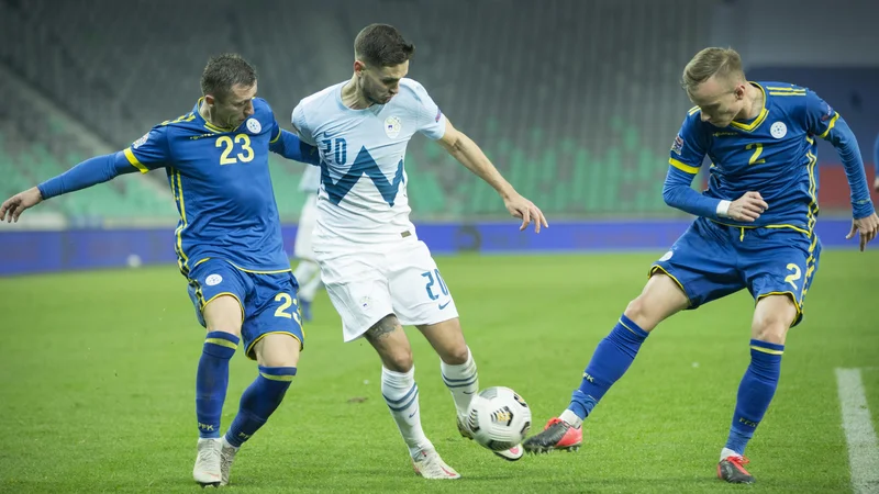 Fotografija: Petar Stojanović, v sredini, bo proti Slovaški in Kosovu iskal samozavest za nadaljnje reprezentančne nastope. FOTO: Jure Eržen