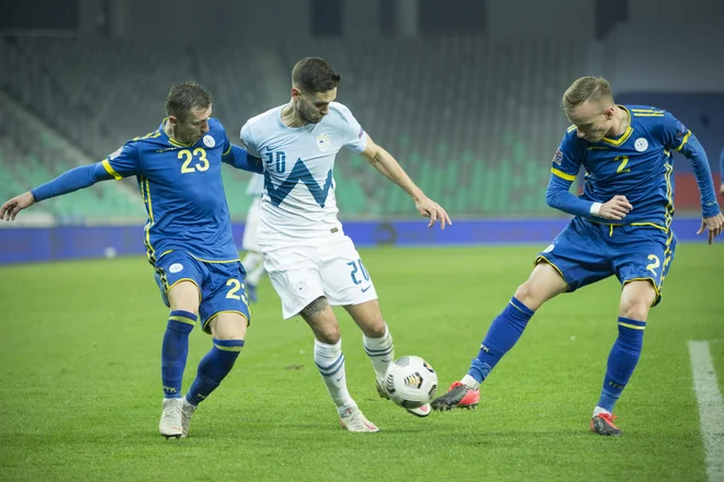 Petar Stojanović, v sredini, bo proti Slovaški in Kosovu iskal samozavest za nadaljnje reprezentančne nastope. FOTO: Jure Eržen
