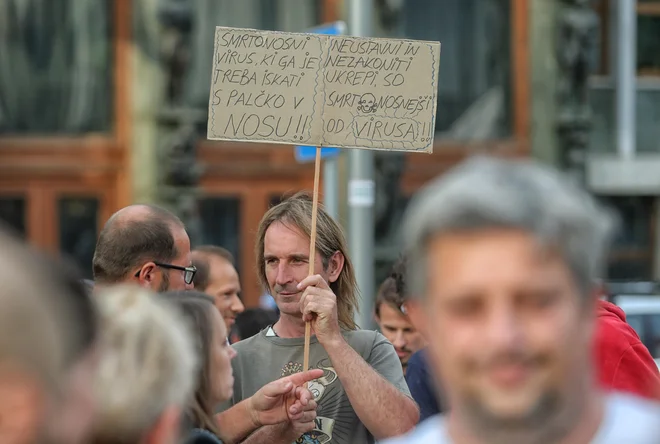 Protesti na Trgu republike proti uvedbi PCT pogojev. FOTO: Blaz Samec/Delo
