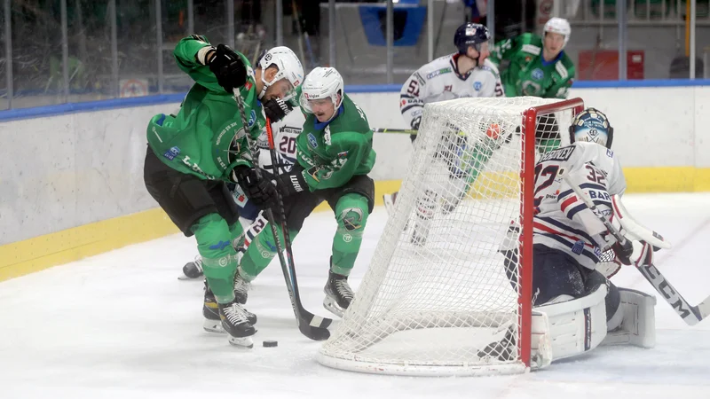 Fotografija: Hokejisti SŽ Olimpije (v zelenem) so ostali brez tekmeca v regionalnem tekmovanju. FOTO: Blaž Samec
