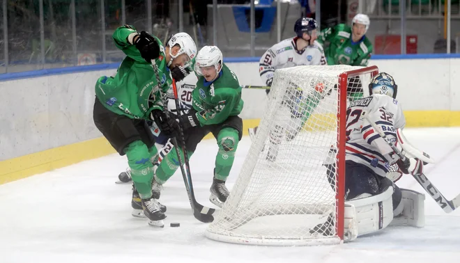 Hokejisti SŽ Olimpije (v zelenem) so ostali brez tekmeca v regionalnem tekmovanju. FOTO: Blaž Samec
