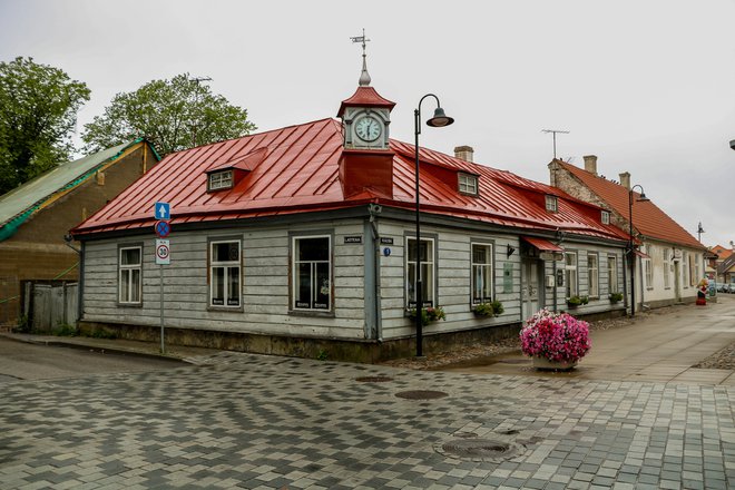 Hiše v vasi Kuuresaare, lesene in barvite kakor ruske dače FOTO: Lev Furlan Nosan
