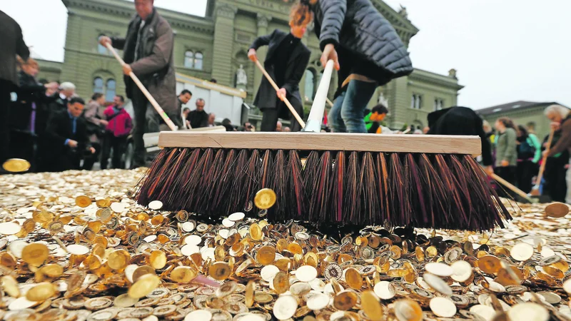 Fotografija: Čistka na podorčju, kjer se obrača veliko denarja. FOTO: Denis Balibouse/Reuters Pictures