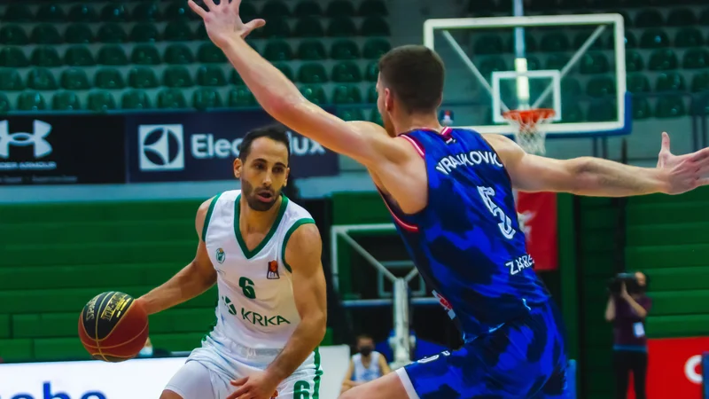 Fotografija: Rok Stipčević (v belem) in soigralci se v Zagrebu nikakor ni znašli dobro. FOTO: Mihal Jačić/aba
