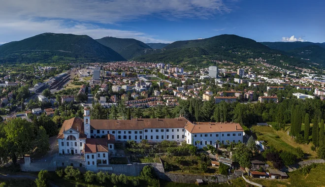 Razgled na Novo Gorico s samostanom Kostanjevica v ospredju FOTO: Matjaž Prešeren