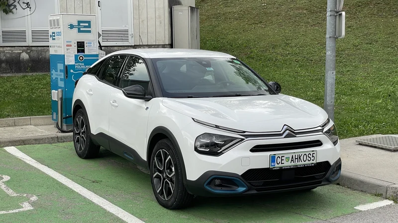 Fotografija: Naš zvesti sopotnik citroën ë-C4 na Petrolovi hitri polnilnici v Šempasu FOTO: Blaž Kondža
